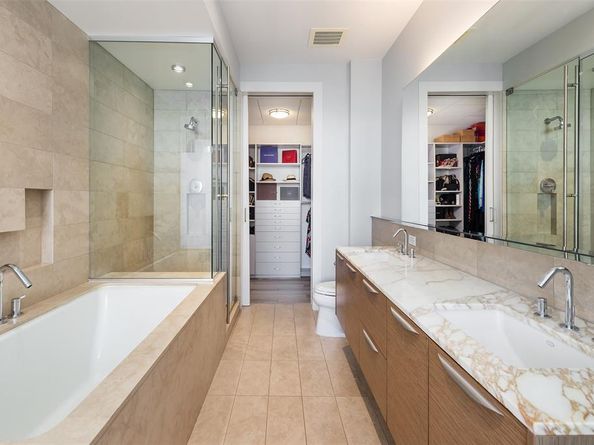 2900  McKinnon Street  1001, Dallas Texas 75201