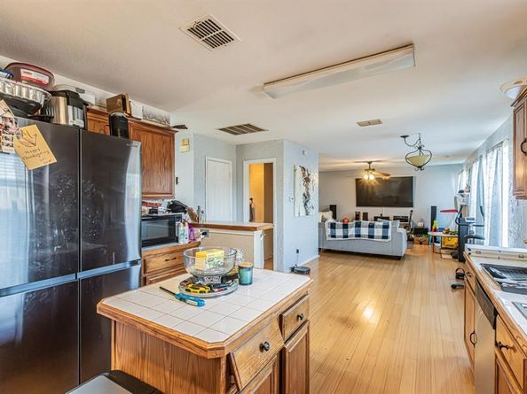 2812 N Hampton Drive , Grand Prairie Texas 75052