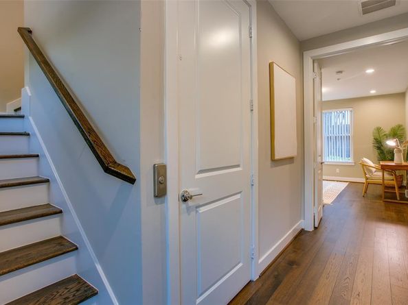 381 E Greenbriar Lane  804, Dallas Texas 75203