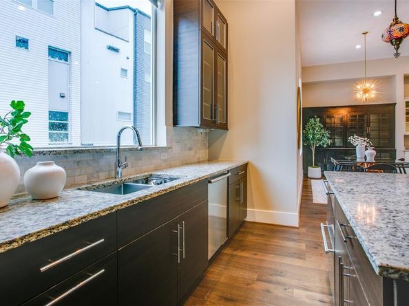 381 E Greenbriar Lane  804, Dallas Texas 75203