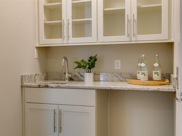 381 E Greenbriar Lane  804, Dallas Texas 75203