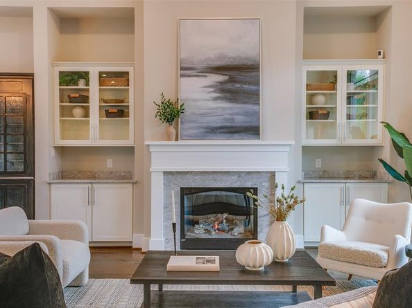 381 E Greenbriar Lane  804, Dallas Texas 75203