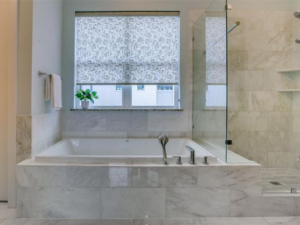 381 E Greenbriar Lane  804, Dallas Texas 75203