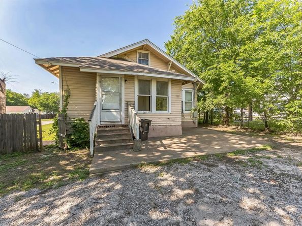 3000  Strong Avenue , Fort Worth Texas 76105