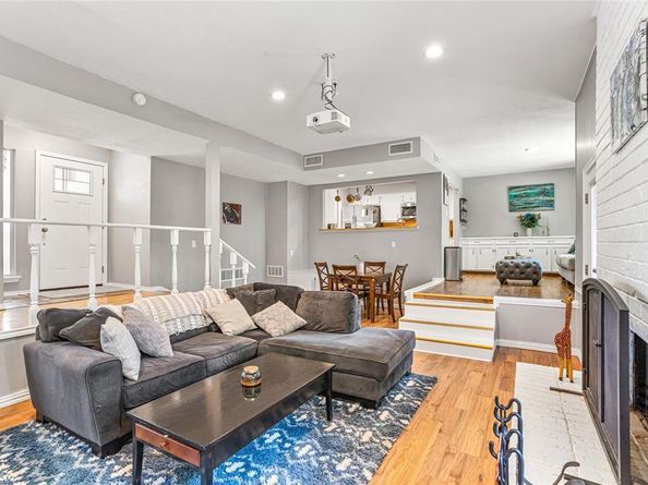 1707  Marsh Lane , Carrollton Texas 75006