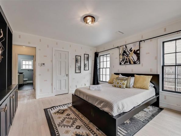 2707  Burlington Boulevard , Dallas Texas 75211