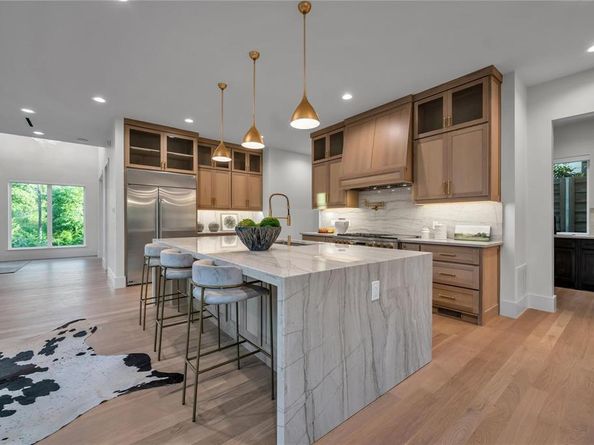 419 W Colorado Boulevard , Dallas Texas 75208