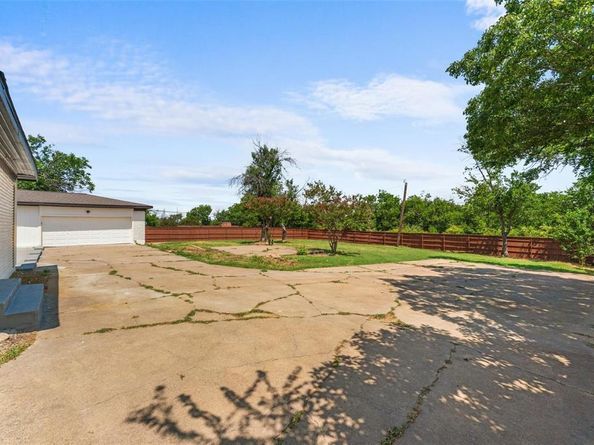 720  BURLESON Street , Grand Prairie Texas 75050