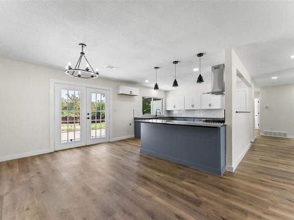 720  BURLESON Street , Grand Prairie Texas 75050