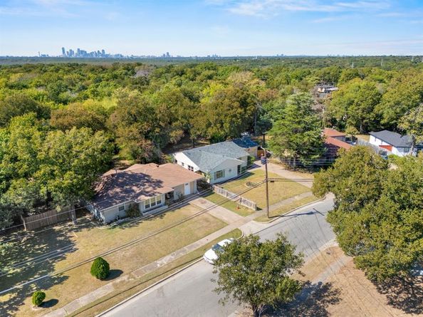 2215  Mack Lane , Dallas Texas 75227