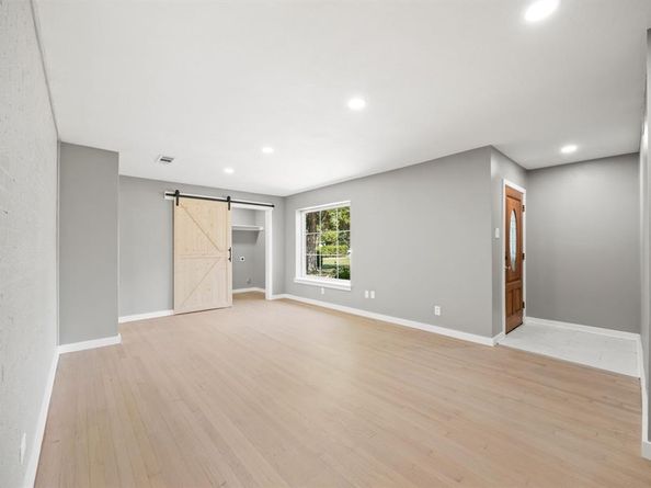 2215  Mack Lane , Dallas Texas 75227