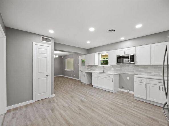 2215  Mack Lane , Dallas Texas 75227