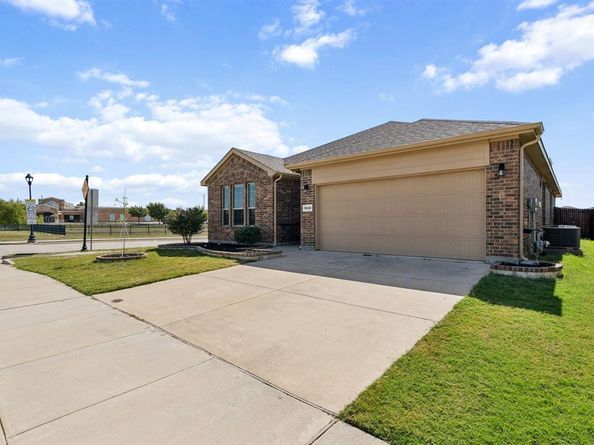 1048  Madelia Avenue , Fort Worth Texas 76177