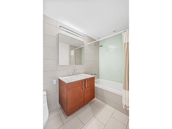 21-45 44th Drive 4I, Queens NY 11101