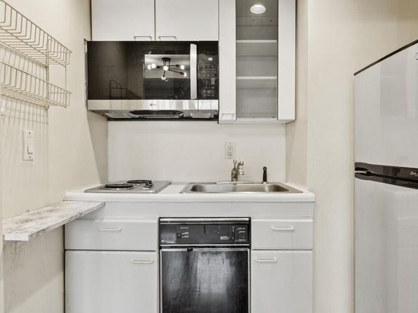 320 East 42nd Street 1606, New York NY 10017