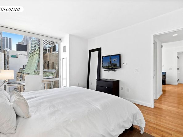 247 West 46th Street 1805, New York NY 10036