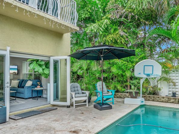 1251 NE 32nd St, Oakland Park FL 33334
