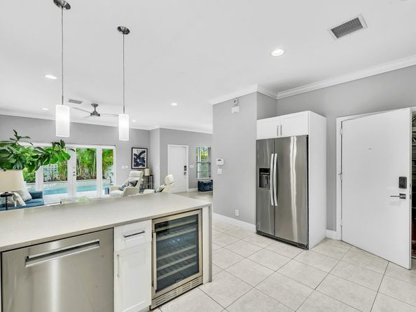 1251 NE 32nd St, Oakland Park FL 33334