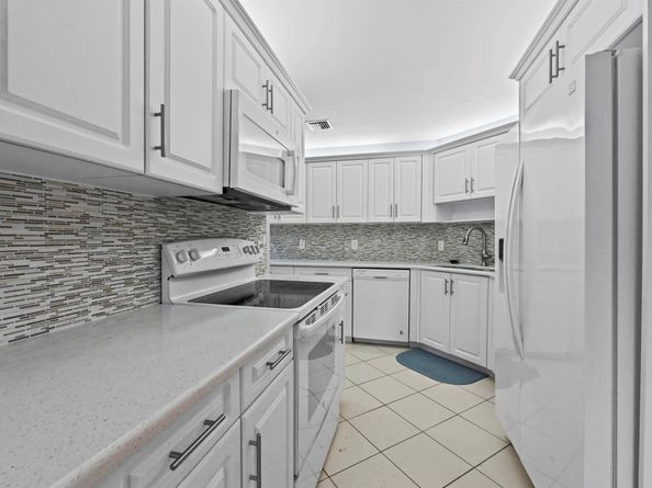 6907 Fountains Circle, Lake Worth FL 33467