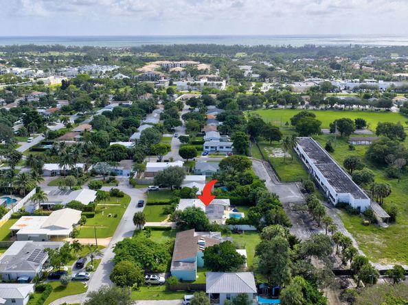222 S Seacrest Circle, Delray Beach FL 33444