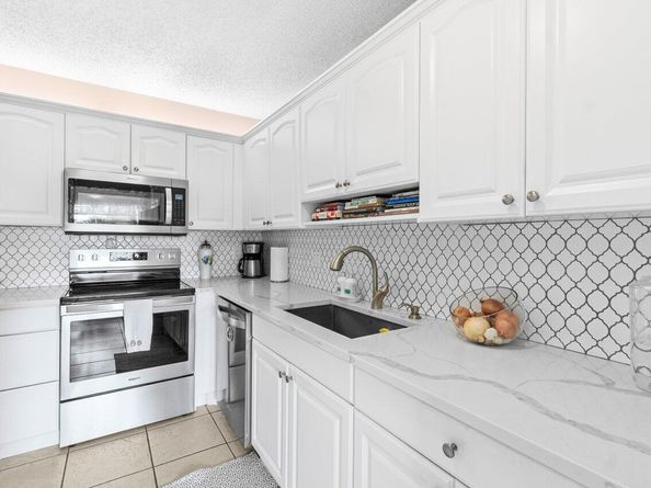 1131 Calamondin Ter 203 Terrace 203, Delray Beach FL 33445