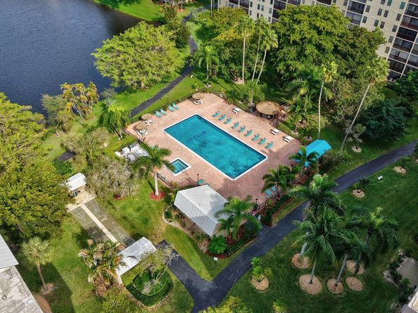 2205 S Cypress Bend Dr 604, Pompano Beach FL 33069