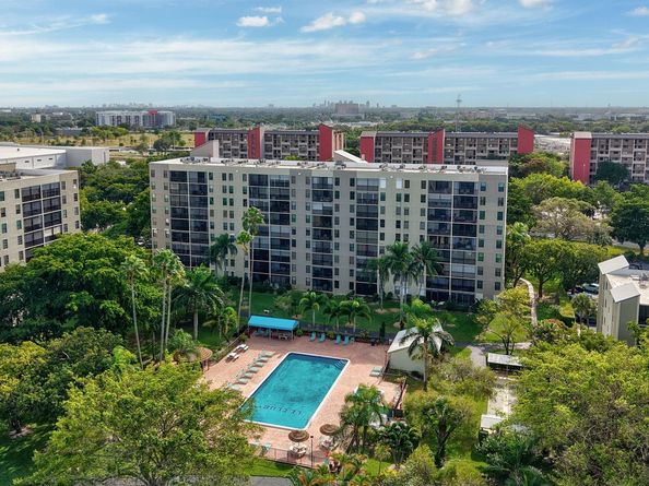 2205 S Cypress Bend Dr 604, Pompano Beach FL 33069