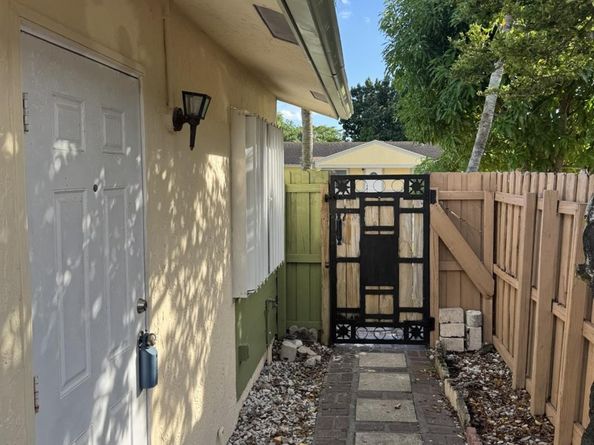 7165 SW 11th Ct, North Lauderdale FL 33068