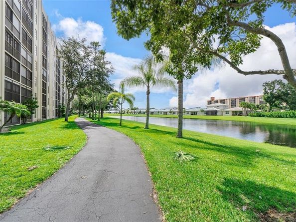 7290 Kinghurst Drive 406, Delray Beach FL 33446
