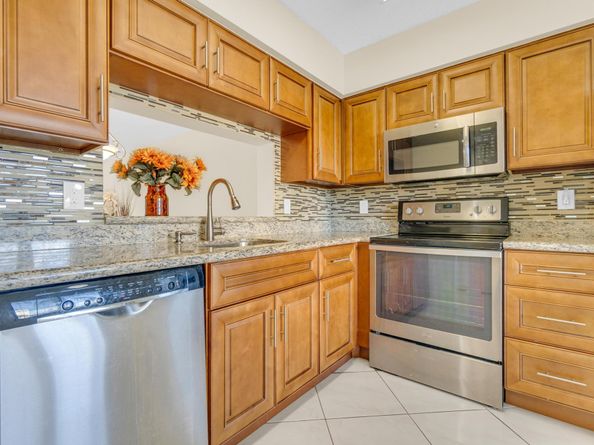 7290 Kinghurst Drive 406, Delray Beach FL 33446