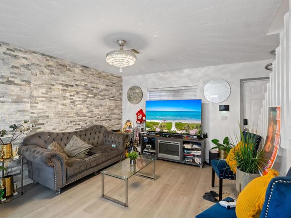 176 SE 2nd Street SE, Deerfield Beach FL 33441