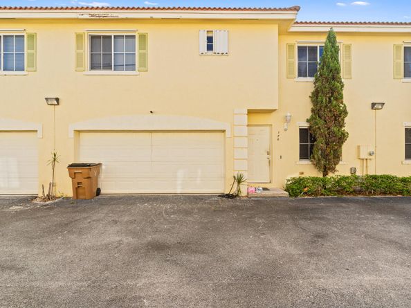 176 SE 2nd Street SE, Deerfield Beach FL 33441