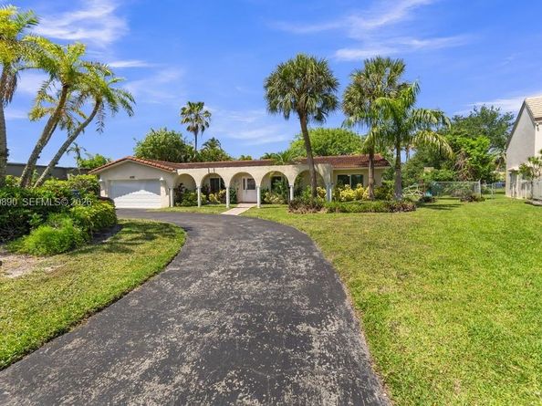 620 Lake Dasha Circle, Plantation FL 33324