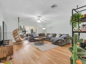 620 Lake Dasha Circle, Plantation FL 33324
