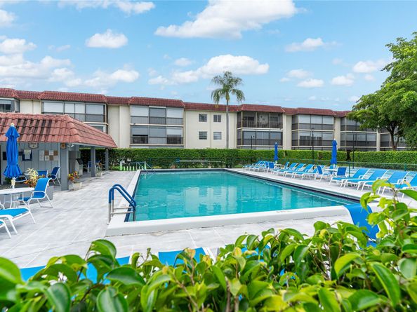 271 S Hollybrook Dr 304, Pembroke Pines FL 33025