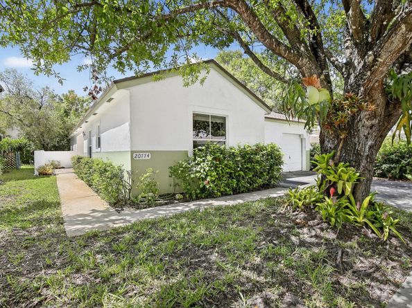 20774 NW 3rd Ct, Pembroke Pines FL 33029
