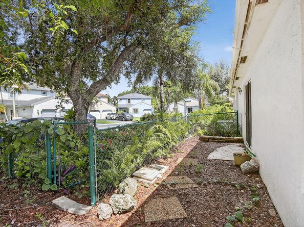 20774 NW 3rd Ct, Pembroke Pines FL 33029