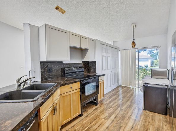 20774 NW 3rd Ct, Pembroke Pines FL 33029