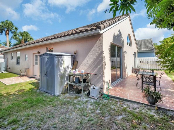 6090 Newport Village Way, Lake Worth FL 33463