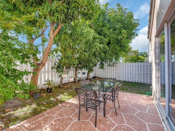 6090 Newport Village Way, Lake Worth FL 33463