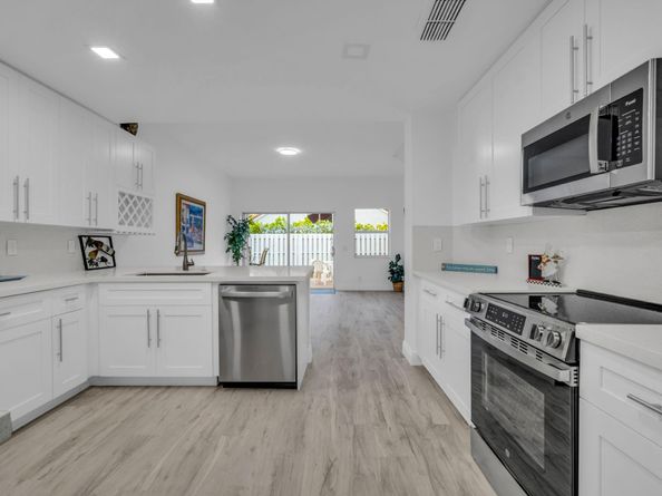 9157 Magnolia Ct, Davie FL 33328