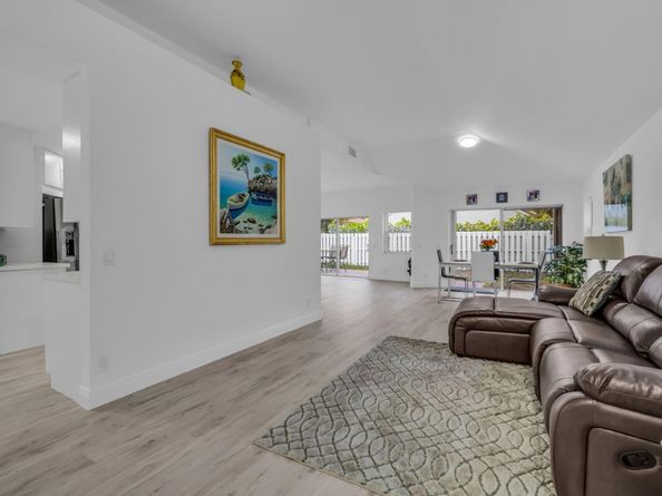 9157 Magnolia Ct, Davie FL 33328