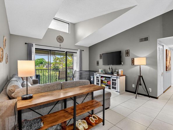 719 Sunny Pine Way C3, Greenacres FL 33415