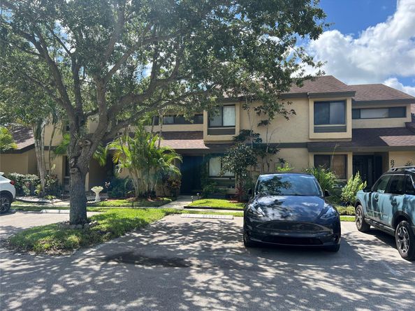 8735 Cleary Blvd, Plantation FL 33324