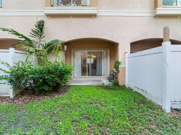 8888 N Isles Cr, Tamarac FL 33321