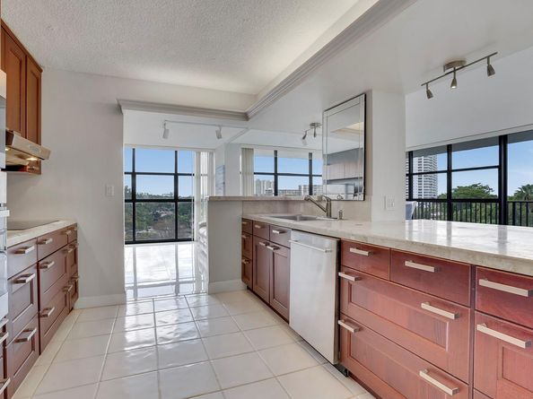 600 Parkview Dr 531, Hallandale Beach FL 33009