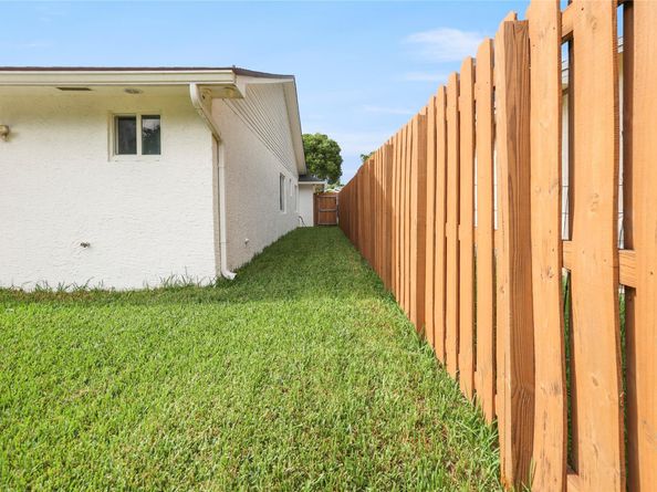 8260 SW 41st  Ct, Davie FL 33328
