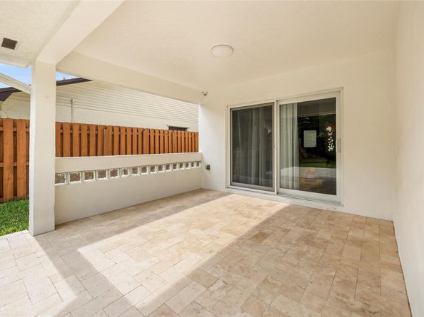 8260 SW 41st  Ct, Davie FL 33328