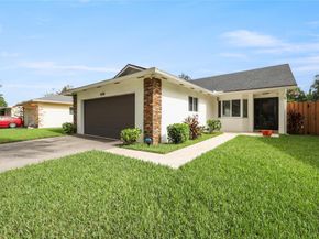 8260 SW 41st  Ct, Davie FL 33328