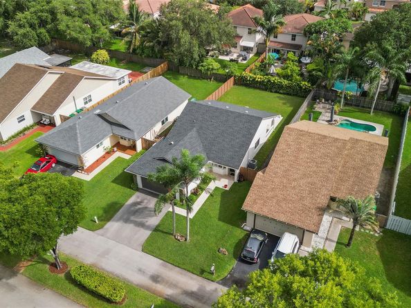 8260 SW 41st  Ct, Davie FL 33328